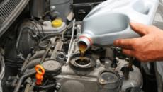 Когда оптимально менять моторное масло в двигателе: по пробегу, по состоянию или по времени